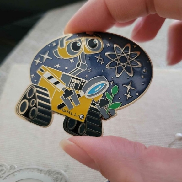Disney Explorer Series Wall-E Examining Plant Pin LE250, Official rare - Picture 5 of 5